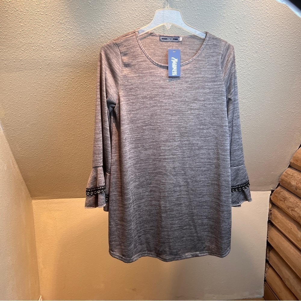 NWT HIGHNESS Gray long sleeve Tunic w/Round Neckline. Size L/XL.